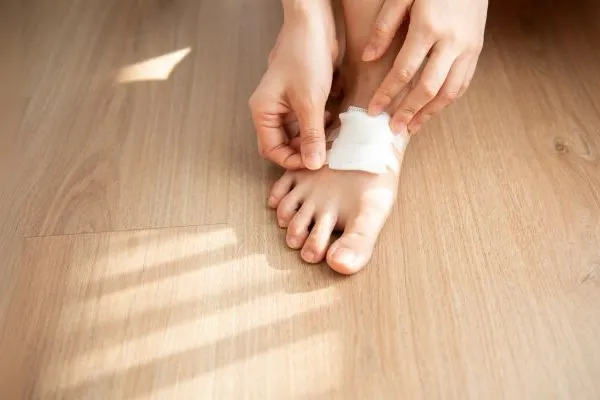 09-HealthDigest-Diabetic Foot Ulcer Care at Home