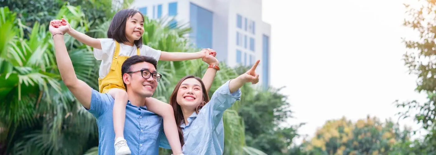 Keluarga sihat selepas vaksin denggi, mencerminkan pencegahan melalui persekitaran bersih.