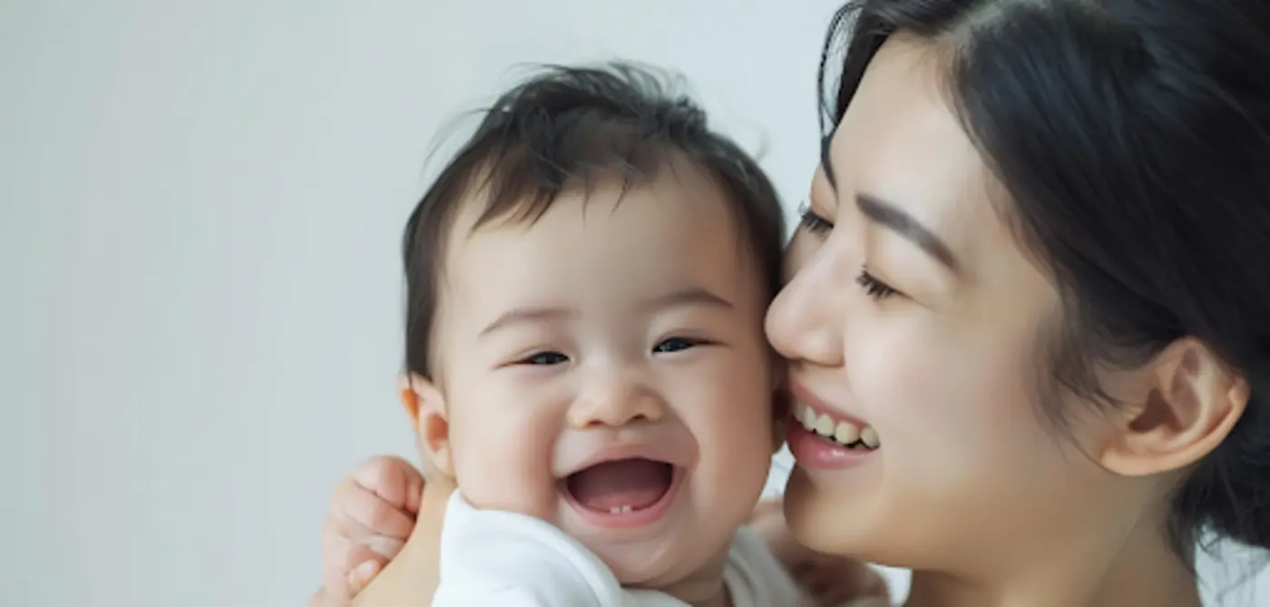 Bayi yang sihat sedang didukung oleh ibunya, melambangkan keselesaan dan penjagaan dalam mengurus ruam lampin.