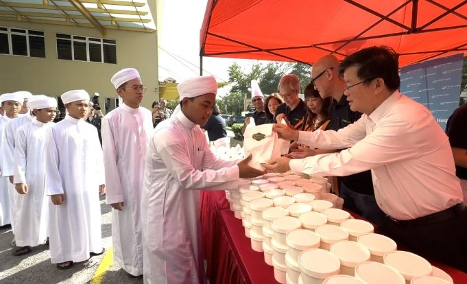mengagihkan bubur lambuk kepada orang ramai di Hospital Gleneagles Pulau Pinang hari ini. image